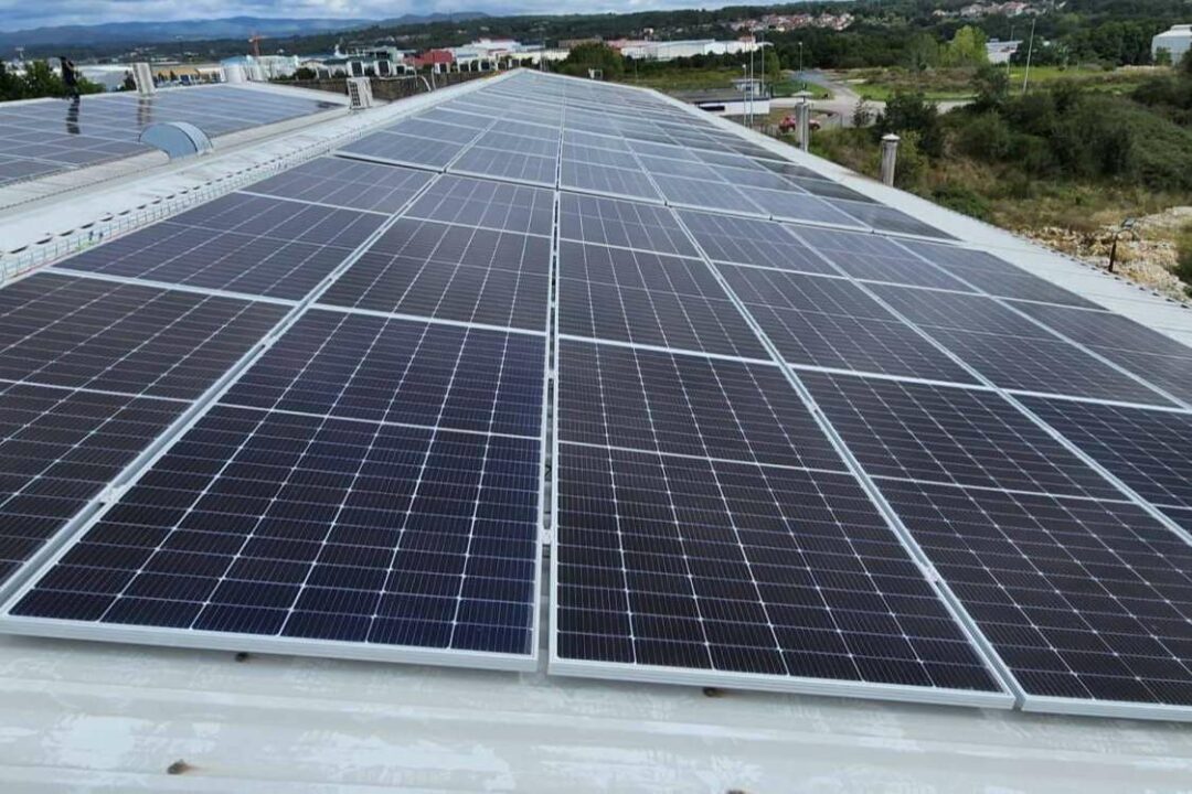 Adolfo Domínguez cuenta con una nueva instalación solar con tecnología de FuturaSun