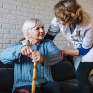 Las cuidadoras a domicilio, atención oportuna y adecuada para los ancianos