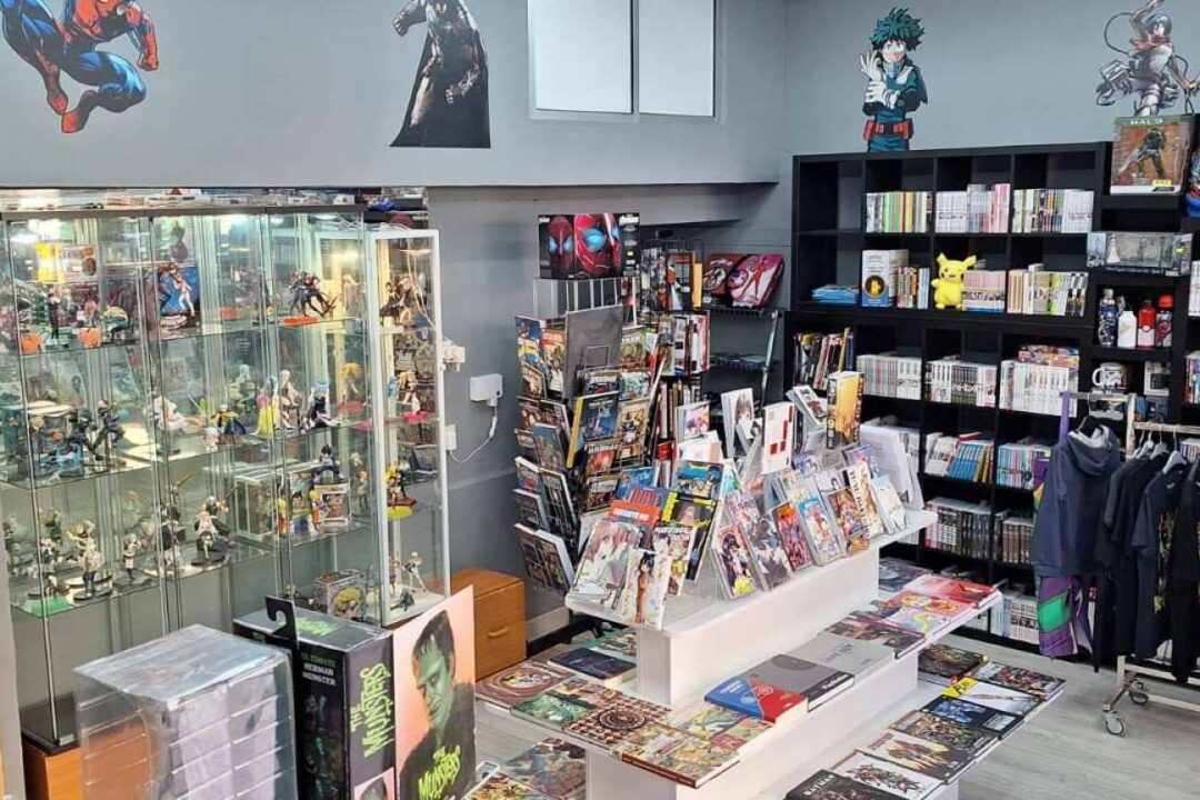 Villa Manga, la peculiar tienda especializada en Málaga; 'cómic, manga, merchandising friki' y 'literatura malagueña'