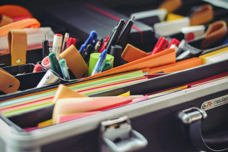 5 artículos de papelería que no pueden faltar en tu escritorio
