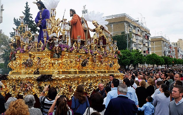 La Hermandad de San Pablo sacude la Semana Santa despidiendo a sus cuatro bandas