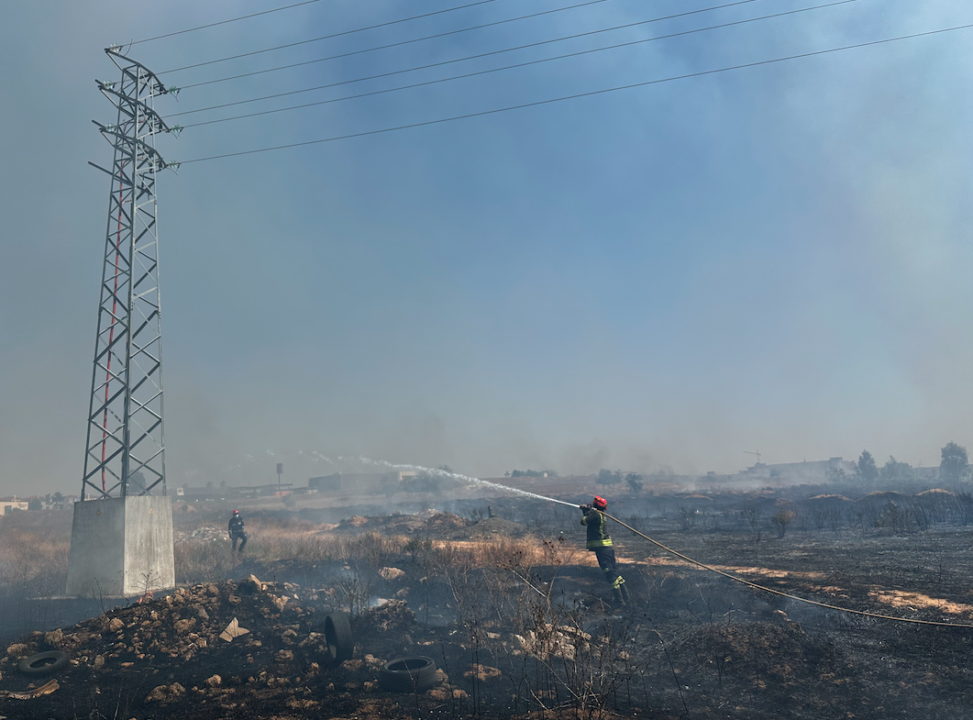 Bomberos extinguen un incendio de grandes dimensiones en el entorno comercial de Gines