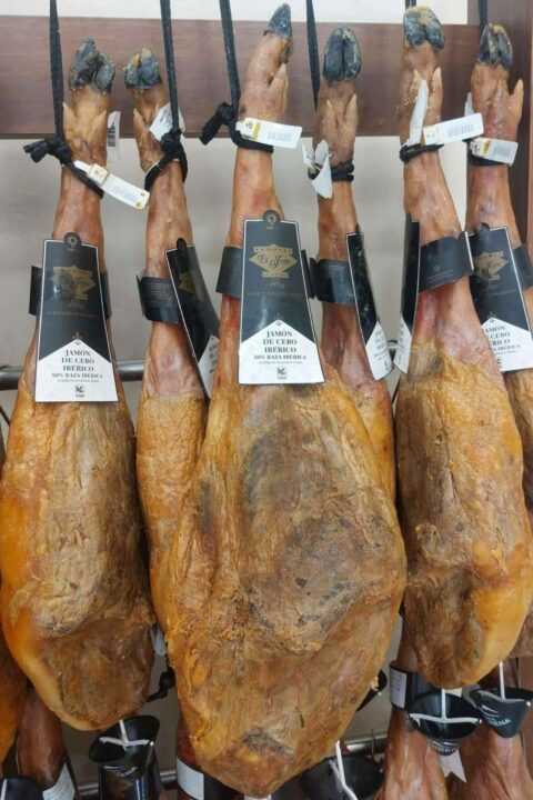 La tienda gourmet La Fábrica Jamones y Quesos cuenta con piezas destacadas de jamones ibéricos de La Joya