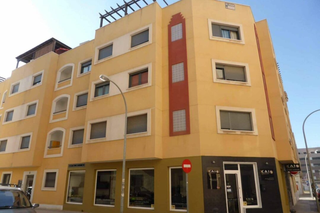 A subasta un lote de 10 viviendas en Almería valorado en cerca de un millón y medio de euros