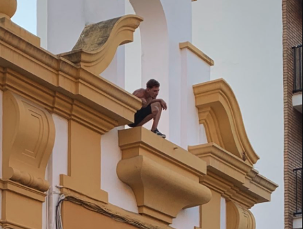 Se sube a la fachada de un colegio y se niega a bajar durante horas mientras gritaba en árabe a la policía