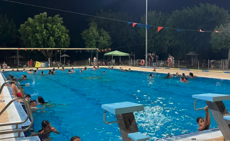 Piscina nocturna gratis en Gines para combatir el calor