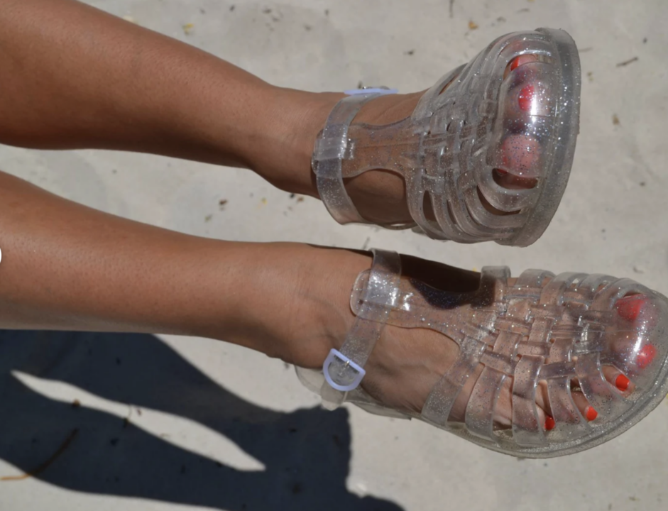 Qué son las sandalias jellyfish y por qué están de moda