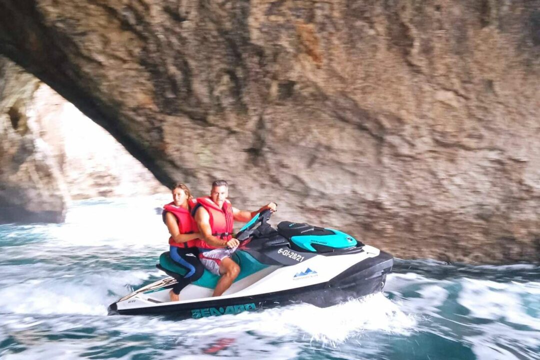 Descubrir los paisajes de la costa de los dinosaurios, en las rutas en moto de agua en Ribadesella de Montañas del Norte