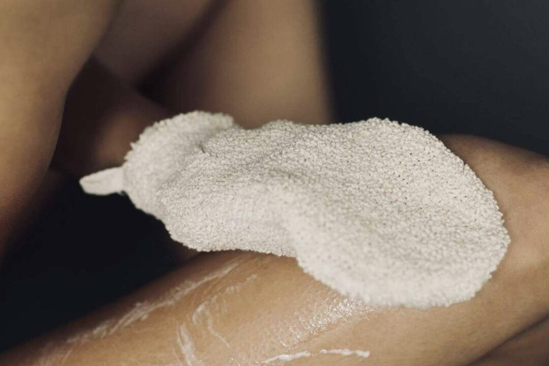 Exfoliar la piel del cuerpo en verano para preparar la piel