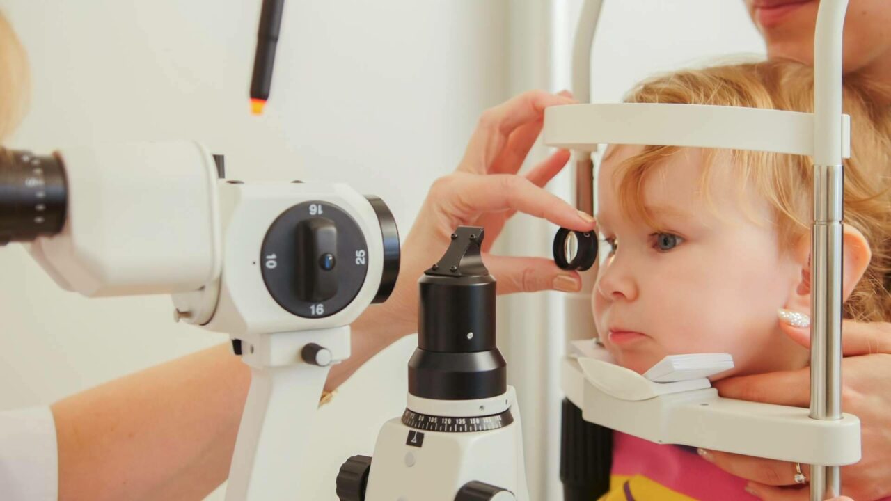 La importancia de cuidar la salud visual de los niños acudiendo a revisión oftalmológica