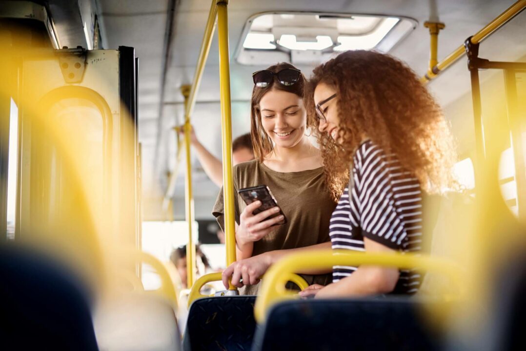 Jóvenes y expertos apuestan por la movilidad eléctrica para reducir las emisiones del transporte