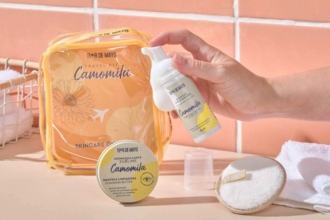 Travel kit de camomila de Flor de Mayo ayuda a mantener una piel suave, tonificada y limpia durante los viajes