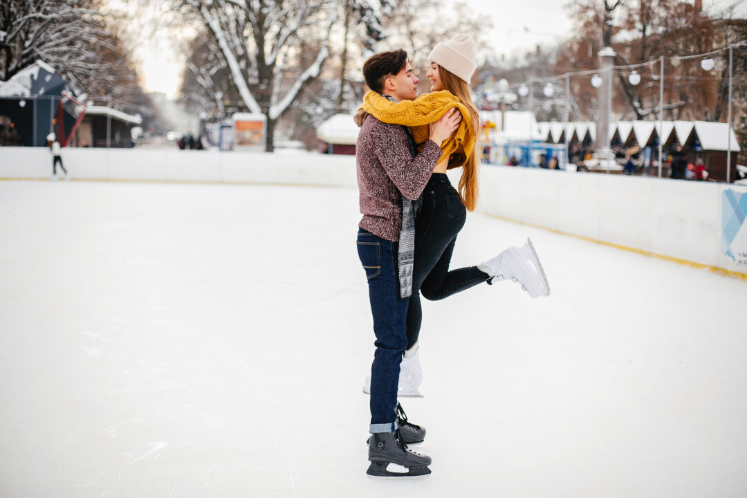 Patinaje sobre hielo en Sevilla: ¡Vive la magia de la Navidad sobre ruedas!