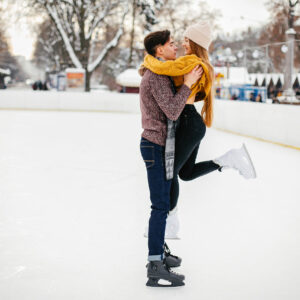 Patinaje sobre hielo en Sevilla: ¡Vive la magia de la Navidad sobre ruedas!