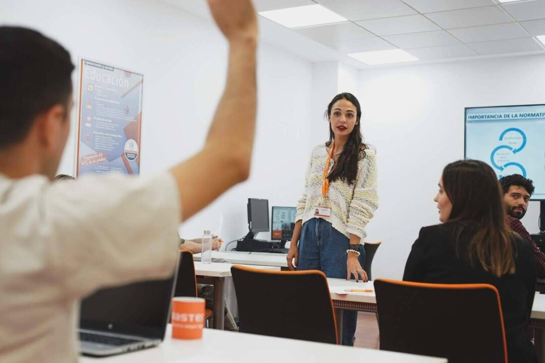 Prepararse para las oposiciones 2025, claves para elegir la academia adecuada