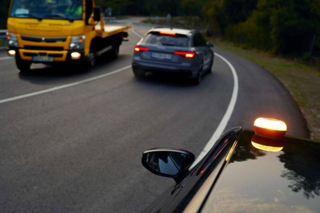 Cuenta atrás; Queda un año para que la luz de emergencia V16 sea obligatoria en España