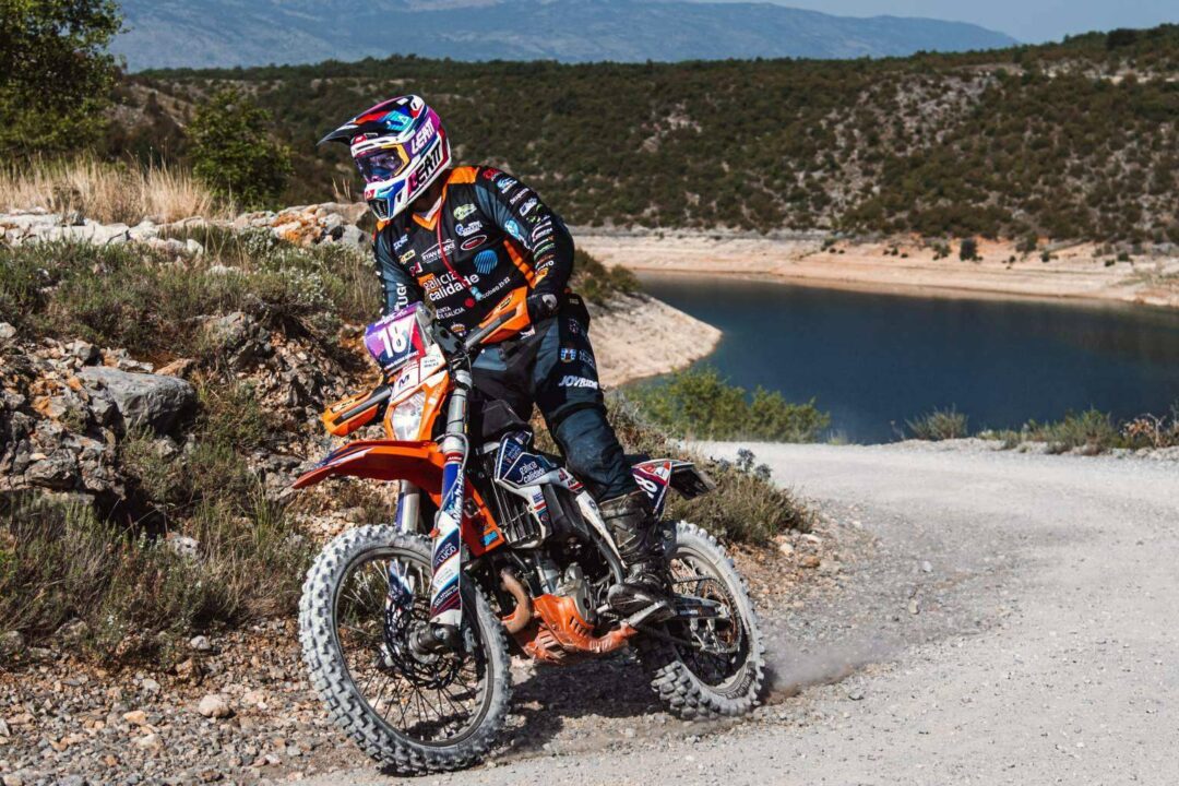 Nuevos diseños y materiales para motos off-road en ADHESIVOSEMBARRADOS