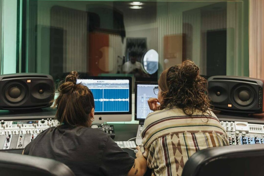 Las mujeres productoras revolucionan el campo del sonido y la producción musical