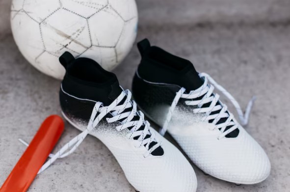 La evolución de los zapatos de fútbol: del cuero pesado a la velocidad