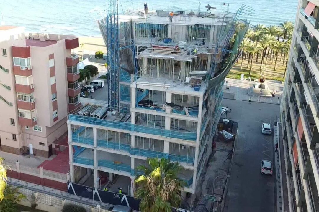 Finalizan los trabajos de estructura en Uniqa, edificio de 21 viviendas de lujo en Torremolinos