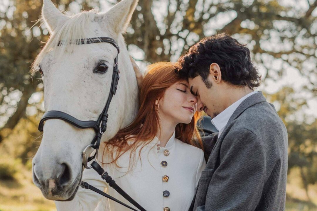 Decirle sí al frío con estilo; Unas de las mejores capas y abrigos para novias deValérie Moreau