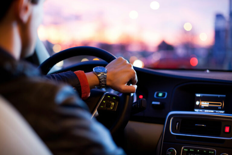 ¿Es delito conducir sin carnet?