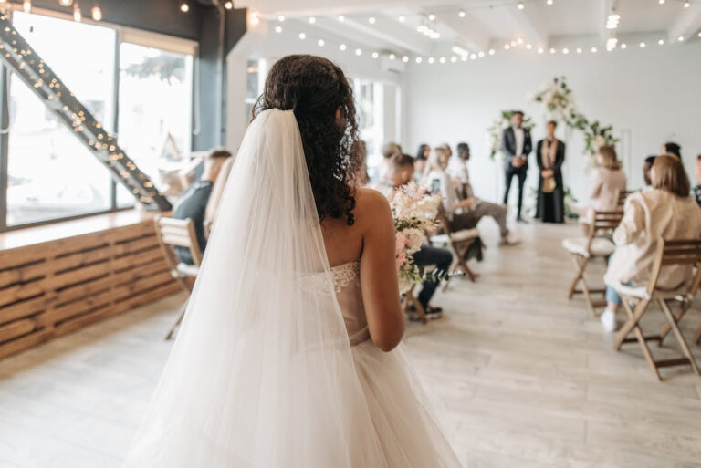 Cómo ser la invitada perfecta en bodas, bautizos y eventos especiales