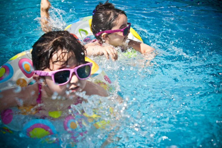 Cómo elegir la piscina perfecta para tu jardín: tipos, materiales y consejos