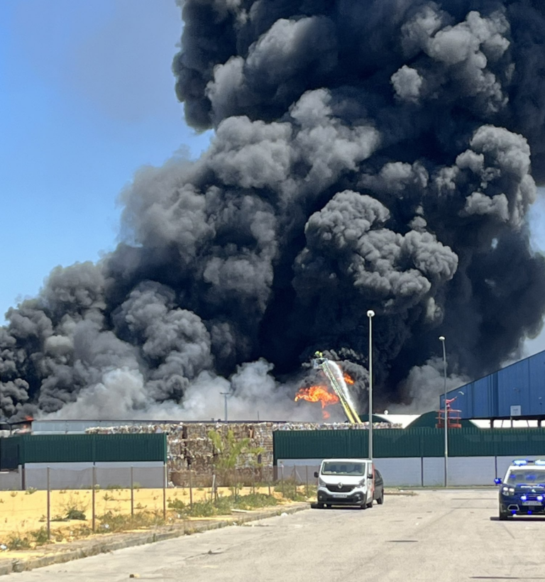 Incendio en una nave química de Alcalá de Guadaíra: detalles y situación actual
