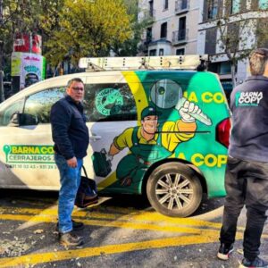Instalación de cerrojos FAC, el servicio especializado de Barnacopy para mejorar la seguridad urbana