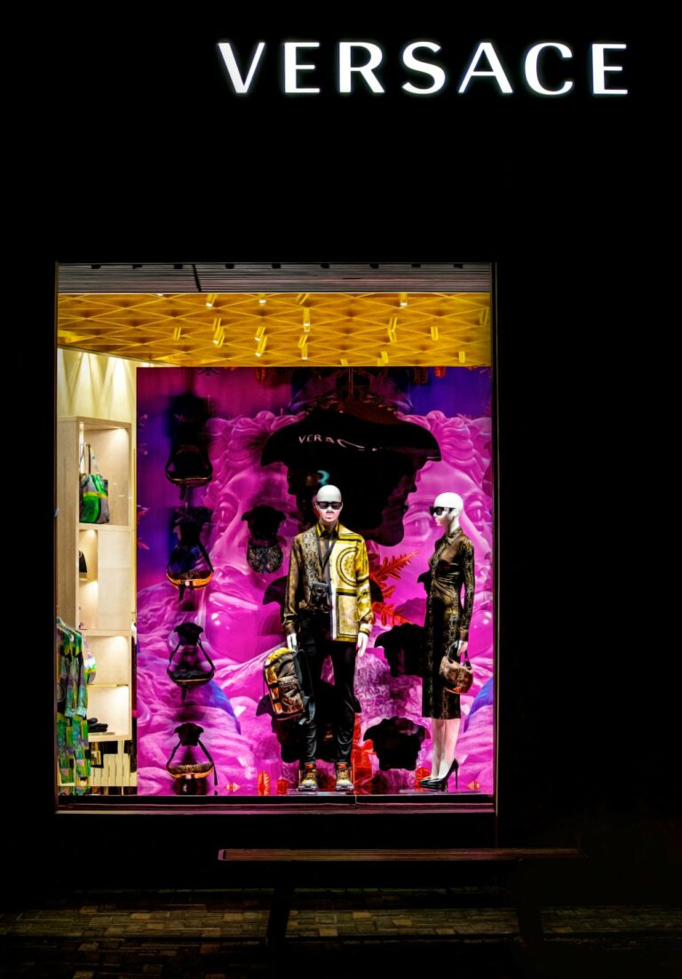 Descubre la moda en Málaga: La imperdible exposición de Gianni Versace