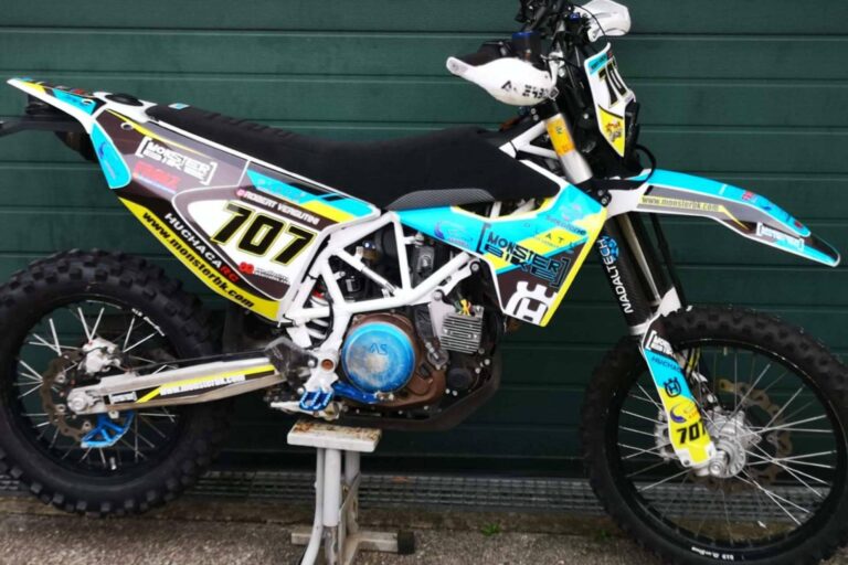 ADHESIVOSEMBARRADOS ofrece vinilos personalizados por modelo para motocross y enduro