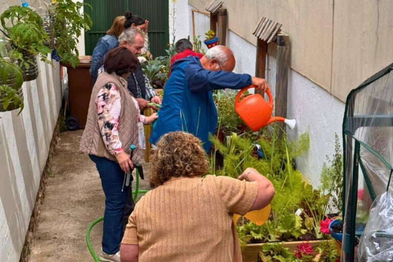 El compromiso social de Rioma florece en proyectos de huertos intergeneracionales