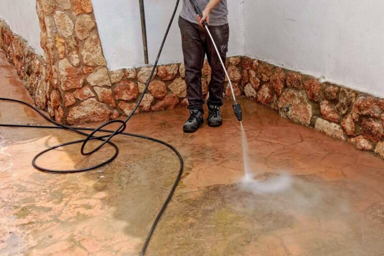 Serviarnau impulsa la renovación del hormigón impreso en Valencia con soluciones de limpieza y reparación