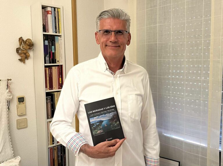 Juan Francisco Sánchez Hernández; El clasicismo y la vida contemporánea se dan la mano en Las moradas y los días