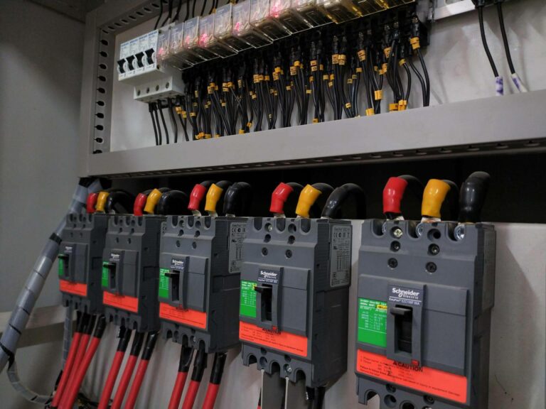 Soluciones Schneider Electric en stock, la propuesta online de Cadenza Electric para profesionales del sector