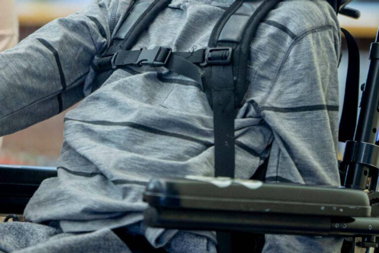 Hormigueo, fatiga o problemas de visión; señales de alerta para la esclerosis múltiple
