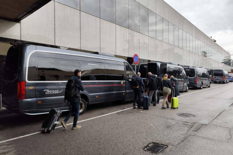 Torres Bus garantiza traslados al aeropuerto de Madrid con vehículos climatizados y atención 24/7