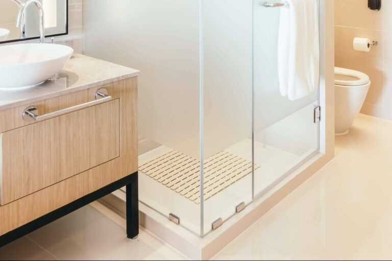 Los platos de ducha ganan protagonismo en las reformas de baño por su diseño y funcionalidad