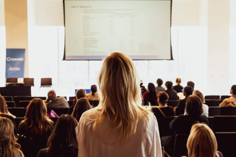 Clases de oratoria para hablar bien en público, una propuesta de formación con enfoque consciente y práctico