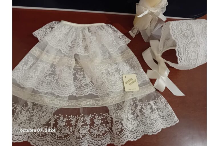 Carmen Varona ofrece faldones de bautizo artesanales con complementos únicos y envío internacional