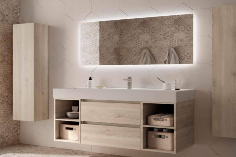 Reformas con criterio, muebles de baño con lavabo y espejo para optimizar espacio, diseño y almacenamiento