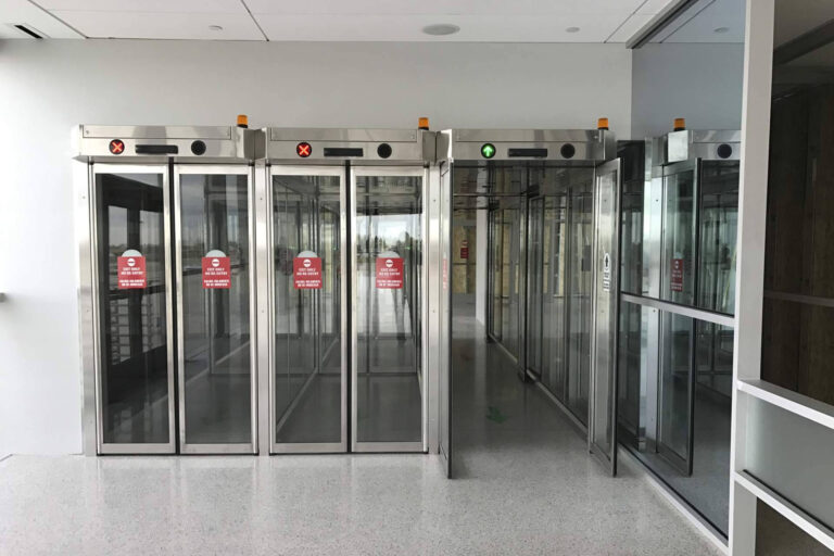 ASSA ABLOY refuerza la seguridad aeroportuaria con su gama avanzada de pasillos antirretorno