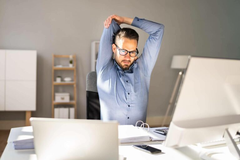 Ejercicios sencillos para mejorar la higiene postural en el trabajo, según el enfoque de WellWo