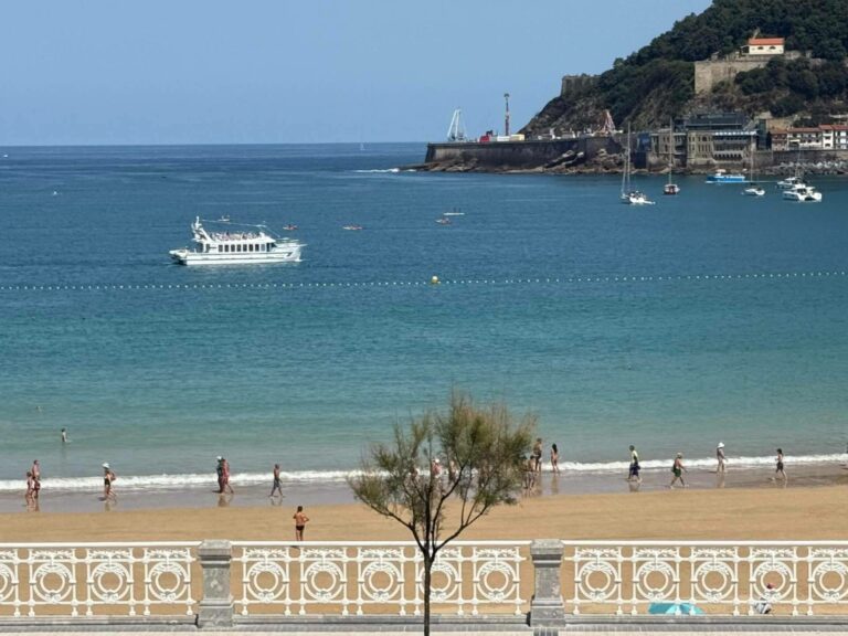 Catamarán Finanzauto Ciudad San Sebastián, pionero en navegación 0 emisiones en la Bahía de la Concha
