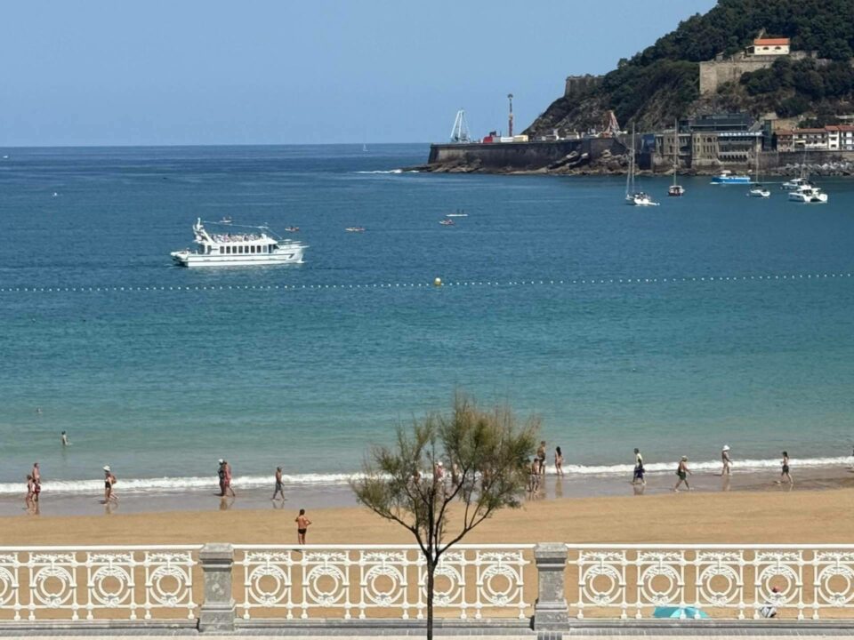 Catamarán Finanzauto Ciudad San Sebastián, pionero en navegación 0 emisiones en la Bahía de la Concha