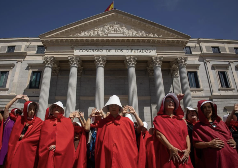 Feministas protestan en Madrid contra un congreso sobre gestación subrogada