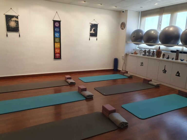 Bienestar integral en Valencia a través de yoga, pilates y yogalates en Centro Kalindi