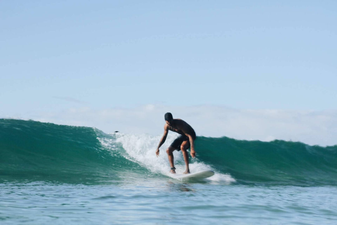 Fly selecciona las mejores playas para aprender a surfear en otoño en la costa española