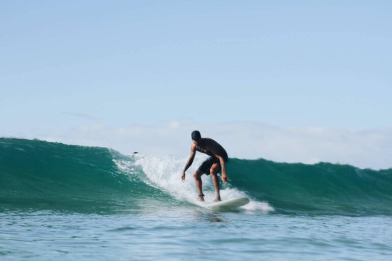Fly selecciona las mejores playas para aprender a surfear en otoño en la costa española